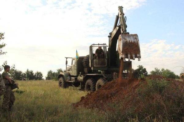 Муженко проверил оборонительные объекты на Донбассе