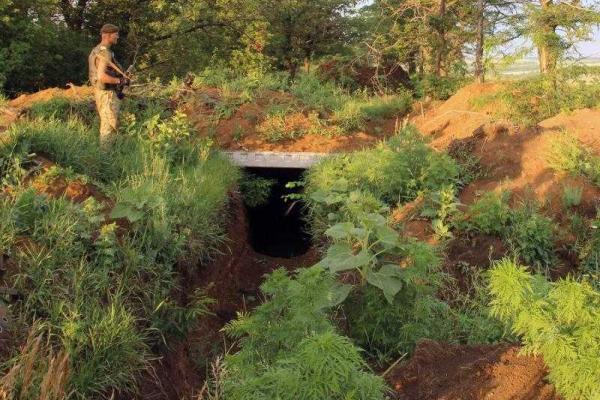 Муженко проверил оборонительные объекты на Донбассе