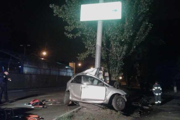 В Киеве автомобиль влетел в электроопору, водитель погиб на месте