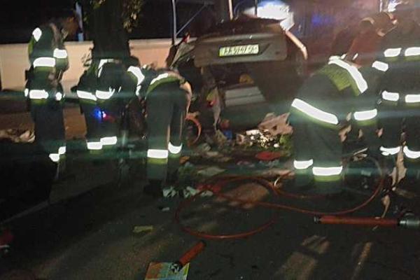 В Киеве автомобиль влетел в электроопору, водитель погиб на месте