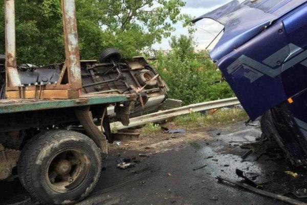 На Закарпатье столкнулись три грузовика - есть жертвы На Закарпатье столкнулись три грузовика - есть жертвы