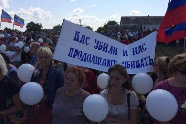 В "ДНР" превратили почтение погибших в "Боинге" в пропагандистский митинг