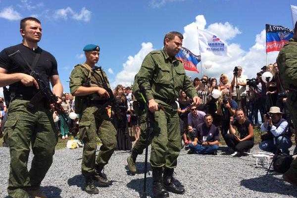 В "ДНР" превратили почтение погибших в "Боинге" в пропагандистский митинг