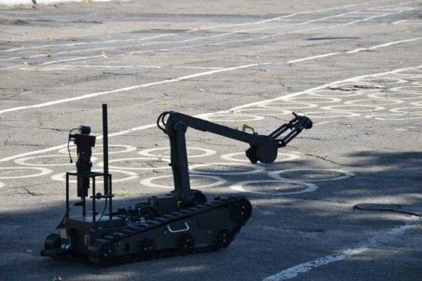 К луганским взрывотехникам приехал робот  