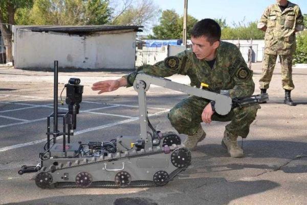 К луганским взрывотехникам приехал робот  