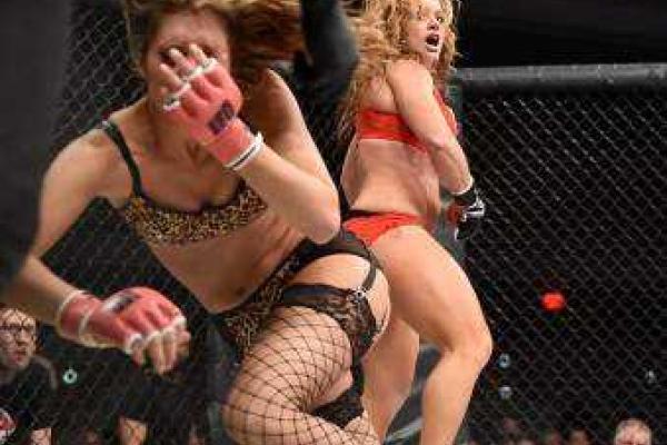 В США состоялся зрелищный чемпионат по боям без правил среди девушек в нижнем белье В США состоялся зрелищный чемпионат по боям без правил среди девушек в нижнем белье