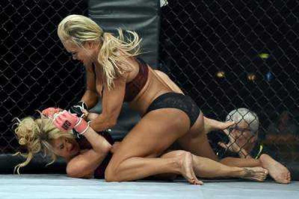 В США состоялся зрелищный чемпионат по боям без правил среди девушек в нижнем белье В США состоялся зрелищный чемпионат по боям без правил среди девушек в нижнем белье