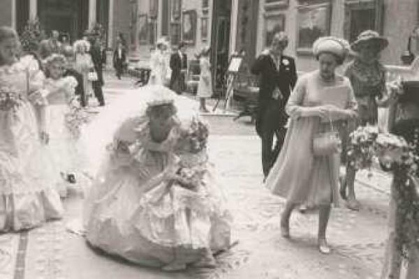 В сети появились неизвестные свадебные снимки принцессы Дианы В сети появились неизвестные свадебные снимки принцессы Дианы