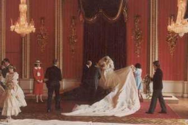 В сети появились неизвестные свадебные снимки принцессы Дианы В сети появились неизвестные свадебные снимки принцессы Дианы