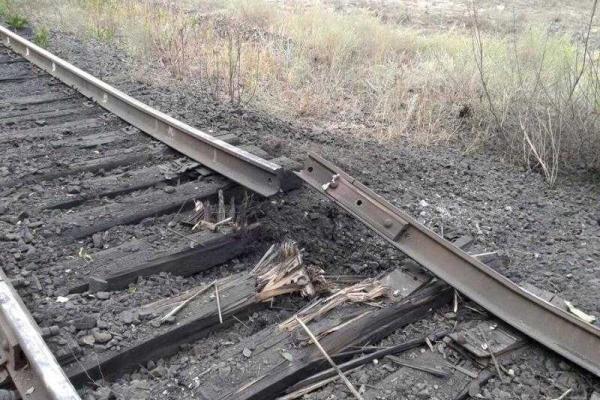 Опубликованы фото последствий подрыва ж/д на Луганщине Опубликованы фото последствий подрыва ж/д на Луганщине