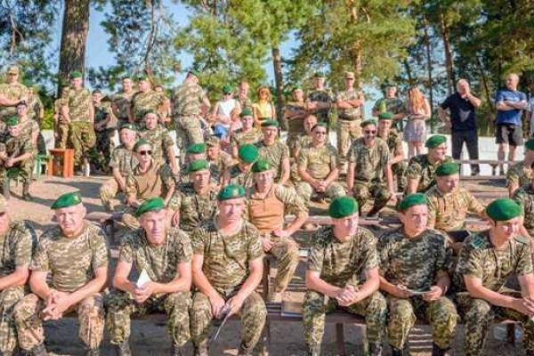 Звезды шоу-бизнеса сыграли в футбол с демобилизованными пограничниками Звезды шоу-бизнеса сыграли в футбол с демобилизованными пограничниками