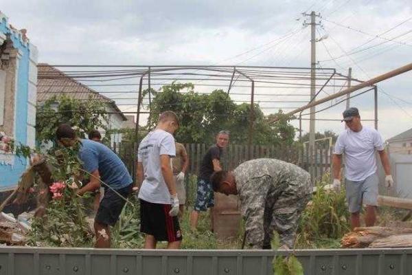 В Сартане начали разбирать завалы после обстрела