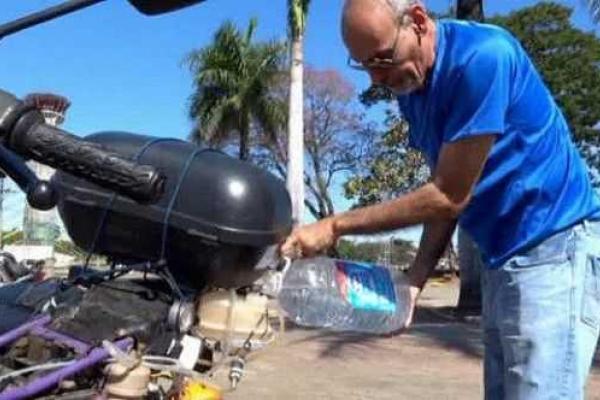 Мужчина собрал мотоцикл, который работает на воде Мужчина собрал мотоцикл, который работает на воде