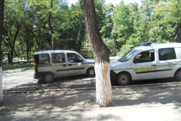 Мариуполец устроил одиночный пикет против сломанной ветки, висящей на проводах