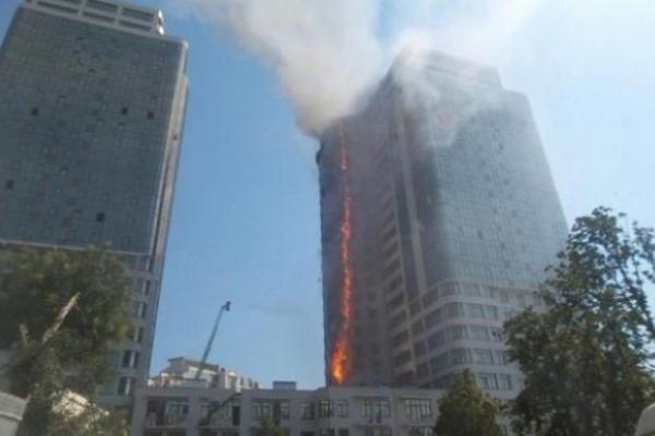 В курортной зоне Одессы пожар: черными клубами дыма окутан микрорайон В курортной зоне Одессы пожар: черными клубами дыма окутан микрорайон