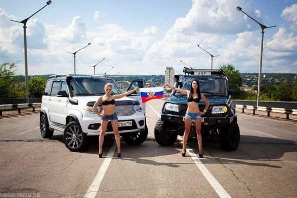 Полуголые сепаратистки устроили фотосессию на руинах луганского аэропорта