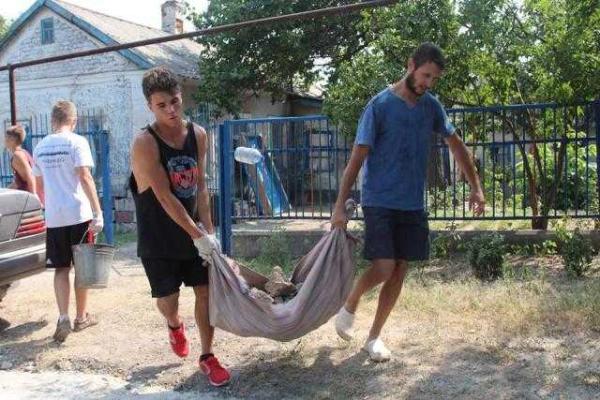 В Сартане начали разбирать завалы после обстрела