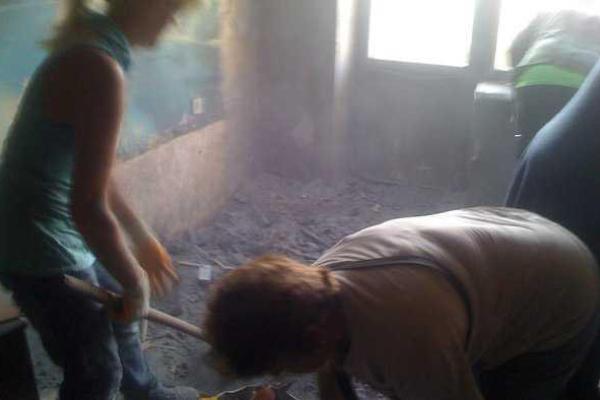 Очевидцы: при обстреле Горловки бабушка успела в подвал спуститься, дедушка так и спал напротив снаряда Очевидцы: при обстреле Горловки бабушка успела в подвал спуститься, дедушка так и спал напротив снаряда