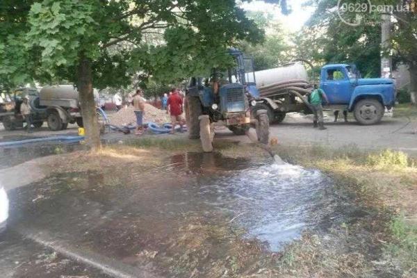 В Мариуполе мощный порыв водопровода: питьевая вода затопила бульвар Шевченко В Мариуполе мощный порыв водопровода: питьевая вода затопила бульвар Шевченко
