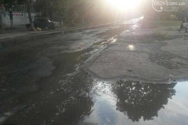 В Мариуполе мощный порыв водопровода: питьевая вода затопила бульвар Шевченко В Мариуполе мощный порыв водопровода: питьевая вода затопила бульвар Шевченко