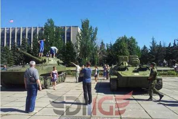 Боевики устроили в Горловке милитари-шоу: в центр города стянули танки и «Грады»