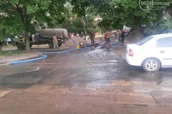 В Мариуполе мощный порыв водопровода: питьевая вода затопила бульвар Шевченко В Мариуполе мощный порыв водопровода: питьевая вода затопила бульвар Шевченко