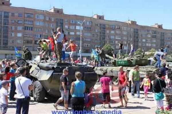 Боевики устроили в Горловке милитари-шоу: в центр города стянули танки и «Грады»