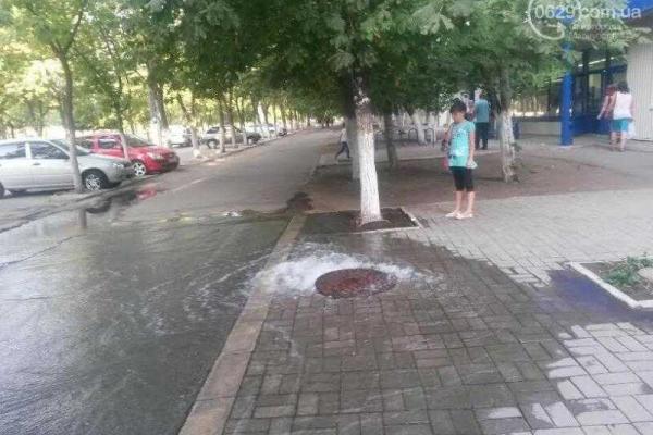 В Мариуполе мощный порыв водопровода: питьевая вода затопила бульвар Шевченко В Мариуполе мощный порыв водопровода: питьевая вода затопила бульвар Шевченко