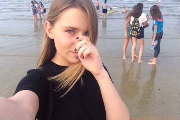 Умерла 13-летняя школьница из Читы, упавшая с балкона в Китае Умерла 13-летняя школьница из Читы, упавшая с балкона в Китае