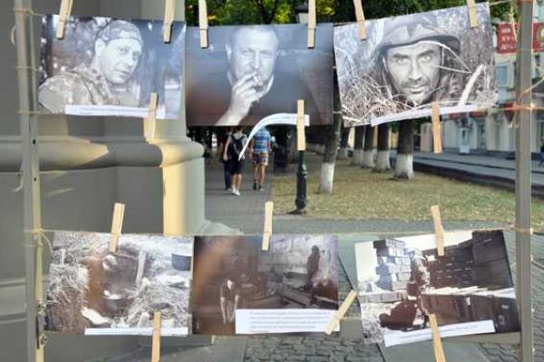 В Полтаве состоялась фотовыставка "Батальон "Полтава" в секторе "М" В Полтаве состоялась фотовыставка "Батальон "Полтава" в секторе "М"