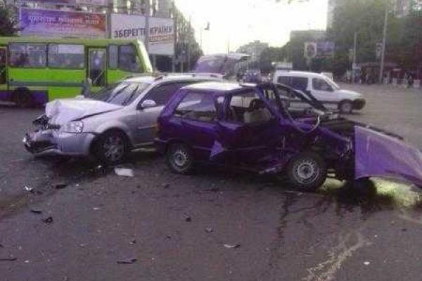 В сети появились фото утреннего ДТП во Львове В сети появились фото утреннего ДТП во Львове