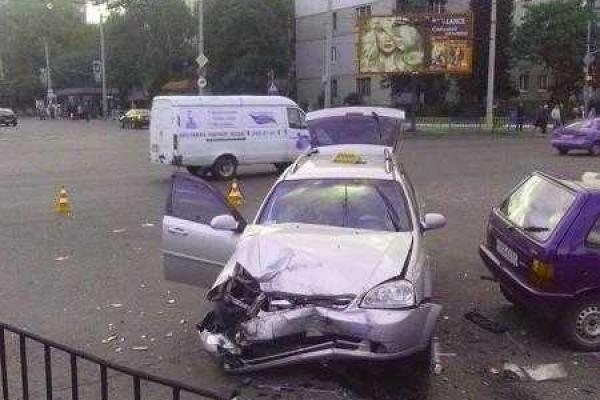 В сети появились фото утреннего ДТП во Львове В сети появились фото утреннего ДТП во Львове