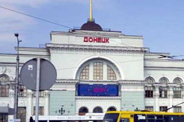 На вокзале Донецка боевикам помешал мягкий знак На вокзале Донецка боевикам помешал мягкий знак