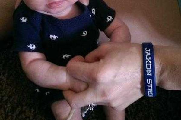 Мальчик без части черепа и головного мозга отпраздновал первый день рождения