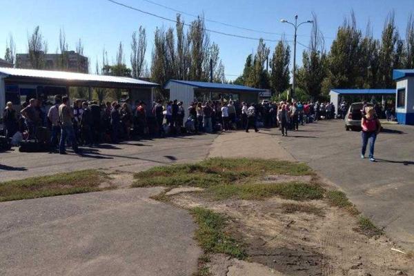 Бедные люди: в Артемовске выстроилась километровая очередь на автобус в Майорск