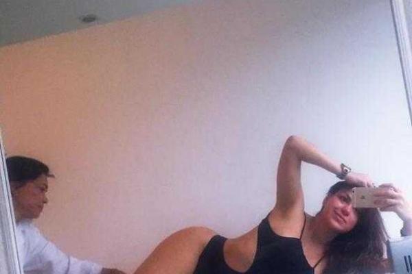 Врач бразильской футбольной команды покорила соцсети своими формами