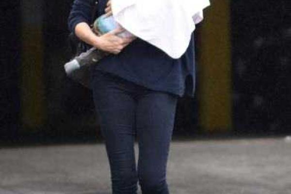 Папарацци засняли Шарлиз Терон с приемным ребенком Папарацци засняли Шарлиз Терон с приемным ребенком