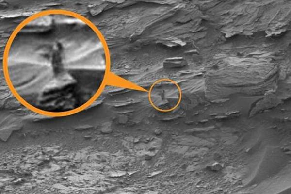 Обнаруженные на Марсе два марсианина вызвали споры в сети