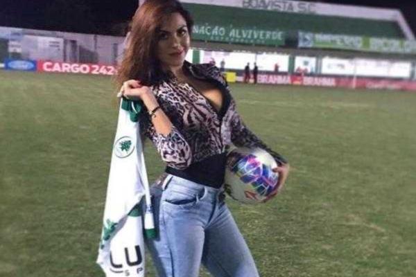 Врач бразильской футбольной команды покорила соцсети своими формами
