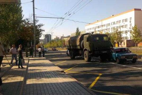 В Донецке КАМАЗ боевиков протаранил автомобиль В Донецке КАМАЗ боевиков протаранил автомобиль