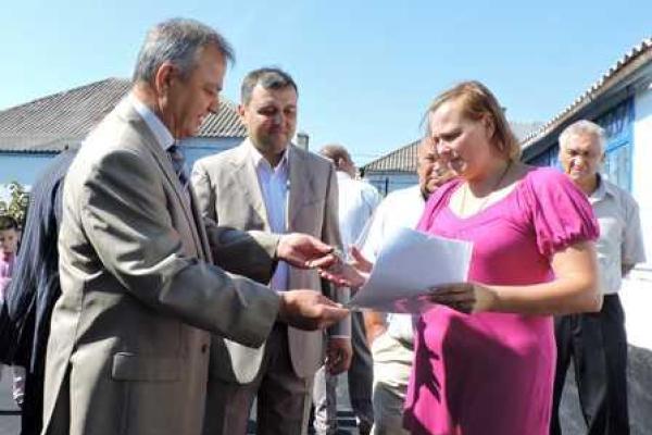 Семье из Сартаны, потерявшей жилье, вручили ключи от нового дома