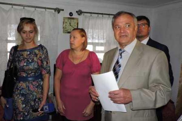 Семье из Сартаны, потерявшей жилье, вручили ключи от нового дома