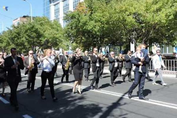 Мариуполь празднует День города в вышиванках