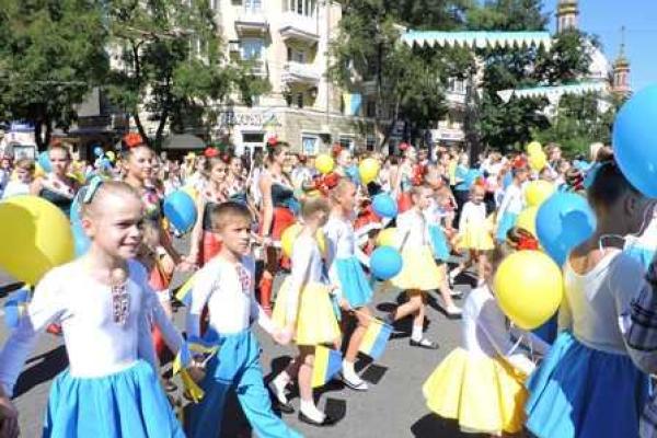 Мариуполь празднует День города в вышиванках