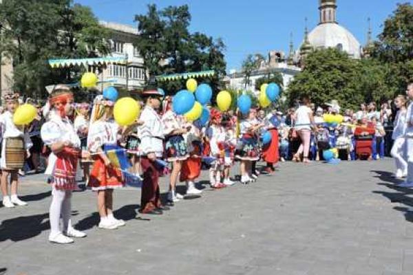 Мариуполь празднует День города в вышиванках
