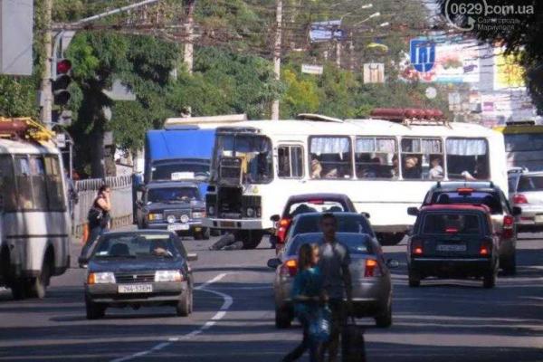 Пассажирам мариупольской маршрутки пришлось толкать транспорт 