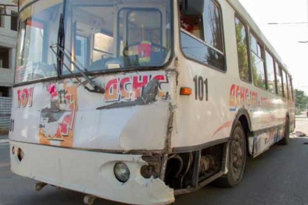 В Луганске автомобиль ОБСЕ влетел в троллейбус с пассажирами В Луганске автомобиль ОБСЕ влетел в троллейбус с пассажирами