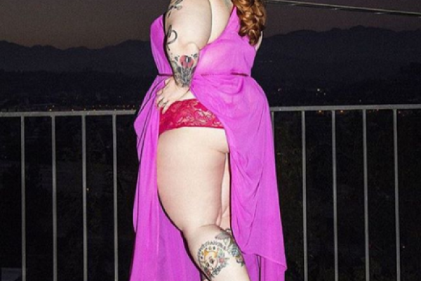 155-килограммовая модель не стесняется показывать все свои прелести