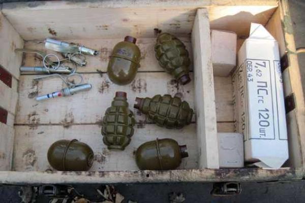 Схрон с боеприпасами изъят в заброшенном доме Марьинского района Схрон с боеприпасами изъят в заброшенном доме Марьинского района