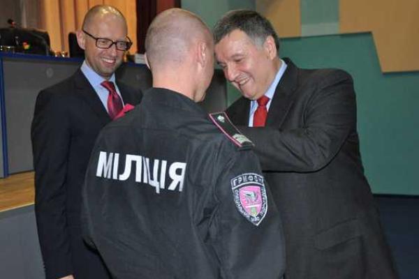 Яценюк вручил государственные награды полтавским правоохранителям Яценюк вручил государственные награды полтавским правоохранителям